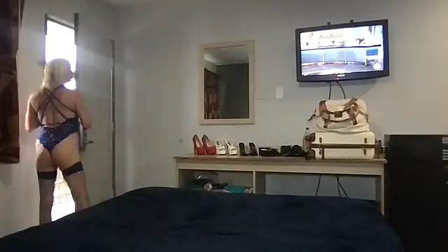 TiffaneyLove online show from 03-11-26, 06:35