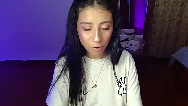 Snapshot of _holy_1 chatting on 11-23-25, 02:43 holy 1 online show from 11-23-25, 02:43