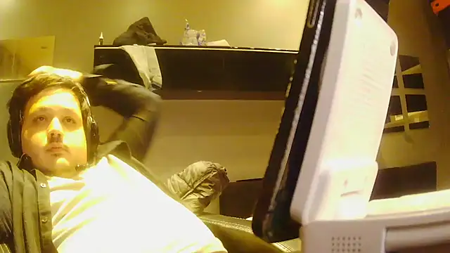 Snapshot of Bebemickey75 chatting on 12-17-25, 05:23 Bebemickey75 online show from 12-17-25, 05:23