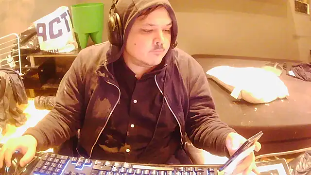 Snapshot of Bebemickey75 chatting on 11-23-25, 04:39 Bebemickey75 online show from 11-23-25, 04:39