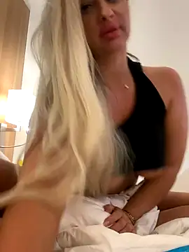 Denisse Perry online show from 11-25-25, 02:34