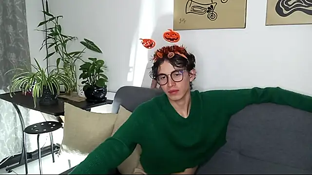 Snapshot of Norehg chatting on 10-12-25, 08:37 Norehg online show from 10-12-25, 08:37