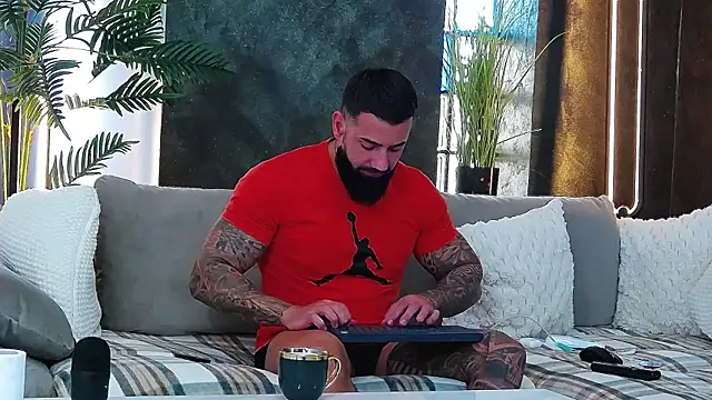Snapshot of masterkingofmusclee chatting on 09-25-25, 07:47 masterkingofmusclee online show from 09-25-25, 07:47