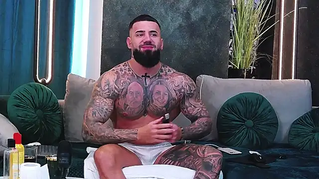 Snapshot of masterkingofmusclee chatting on 02-04-25, 01:16 masterkingofmusclee online show from 02-04-25, 01:16