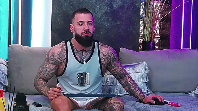 Snapshot of masterkingofmusclee chatting on 02-26-25, 08:50 masterkingofmusclee online show from 02-26-25, 08:50