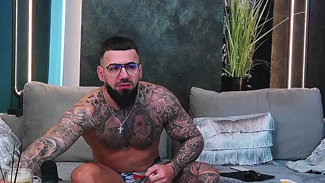 Snapshot of masterkingofmusclee chatting on 03-03-25, 06:20 masterkingofmusclee online show from 03-03-25, 06:20