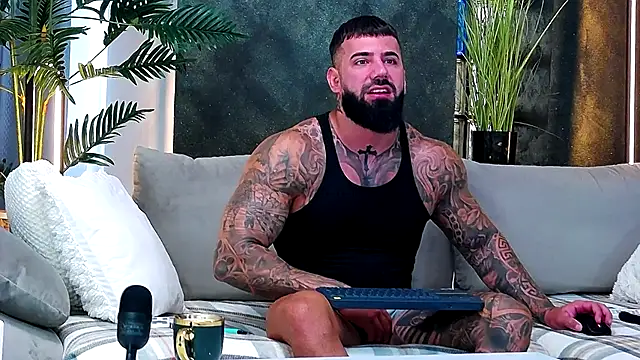 Snapshot of masterkingofmusclee chatting on 09-10-25, 07:40 masterkingofmusclee online show from 09-10-25, 07:40
