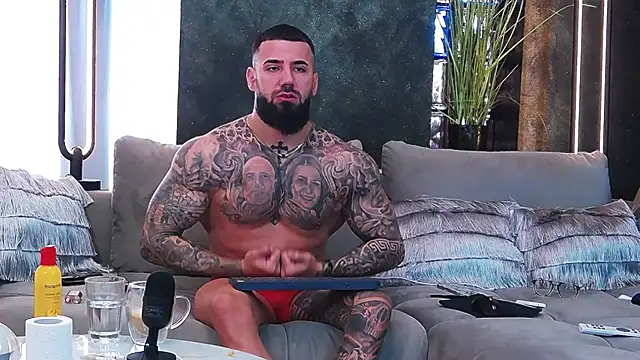 Snapshot of masterkingofmusclee chatting on 03-21-25, 08:39 masterkingofmusclee online show from 03-21-25, 08:39