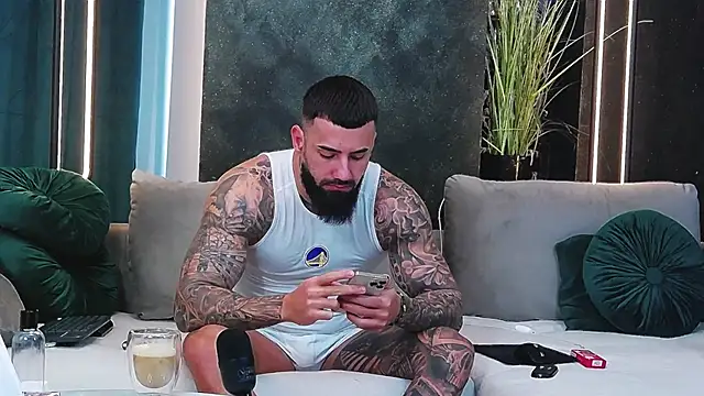 Snapshot of masterkingofmusclee chatting on 01-24-25, 07:08 masterkingofmusclee online show from 01-24-25, 07:08
