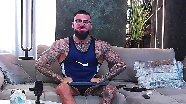Snapshot of masterkingofmusclee chatting on 03-10-25, 07:22 masterkingofmusclee online show from 03-10-25, 07:22