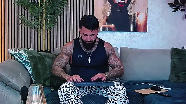 Snapshot of masterkingofmusclee chatting on 05-18-26, 08:13 masterkingofmusclee online show from 05-18-26, 08:13