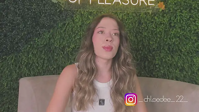 Snapshot of chloe_d chatting on 10-17-25, 11:23 chloe d online show from 10-17-25, 11:23