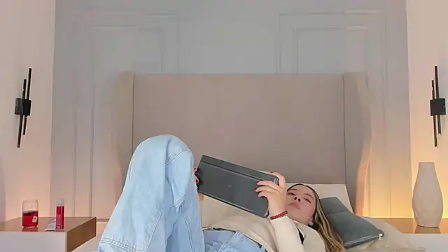 chloe d online show from 04-12-26, 12:30