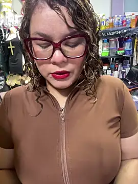 Snapshot of ROSALIALUCY chatting on 05-30-26, 11:49 ROSALIALUCY online show from 05-30-26, 11:49