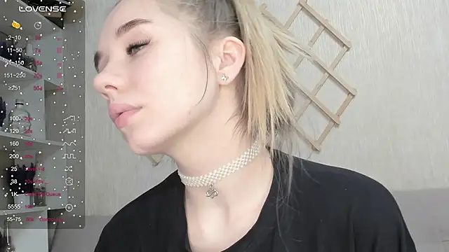 Snapshot of AutoBaby chatting on 10-31-25, 07:27 AutoBaby online show from 10-31-25, 07:27