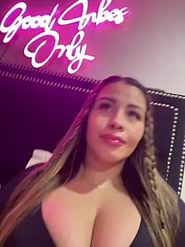 Snapshot of sexyyykloee chatting on 05-15-26, 05:16 sexyyykloee online show from 05-15-26, 05:16