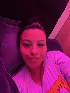 Snapshot of sexyyykloee chatting on 10-11-25, 12:00 sexyyykloee online show from 10-11-25, 12:00