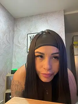 Snapshot of sexyyykloee chatting on 09-19-25, 05:11 sexyyykloee online show from 09-19-25, 05:11