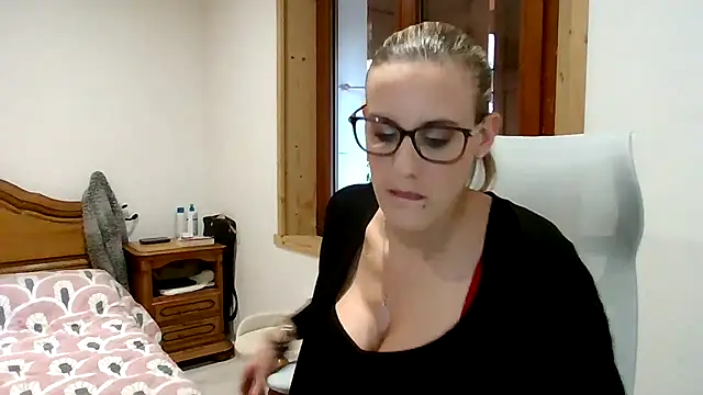 Madame Callie online show from 12-17-25, 02:11