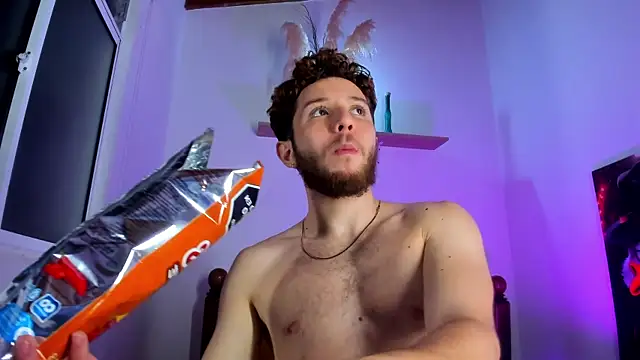 Snapshot of Juan_Castano chatting on 11-18-25, 07:00 Juan Castano online show from 11-18-25, 07:00