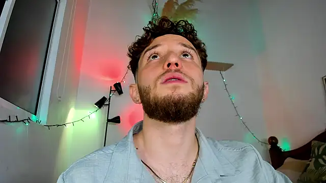 Snapshot of Juan_Castano chatting on 12-18-25, 07:24 Juan Castano online show from 12-18-25, 07:24