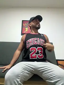 Snapshot of Juan_Castano chatting on 02-16-25, 11:17 Juan Castano online show from 02-16-25, 11:17