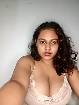 Snapshot of bumblebeegirl chatting on 03-16-25, 06:44 bumblebeegirl online show from 03-16-25, 06:44