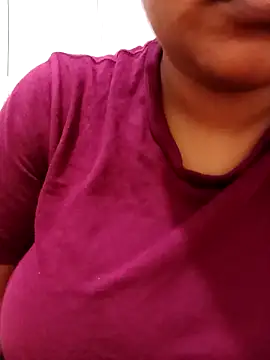 Snapshot of bumblebeegirl chatting on 09-17-25, 11:34 bumblebeegirl online show from 09-17-25, 11:34