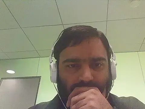Snapshot of JohnBond009 chatting on 05-18-26, 09:03 JohnBond009 online show from 05-18-26, 09:03