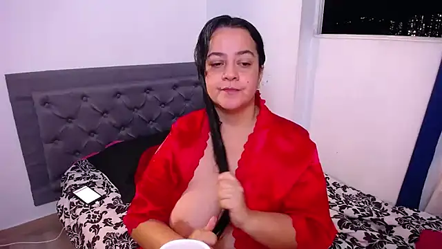 lucia vonne  online show from 06-17-26, 02:00