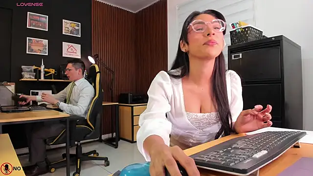 Snapshot of Office_Naughty_Girl chatting on 01-23-25, 03:43 Office Naughty Girl online show from 01-23-25, 03:43
