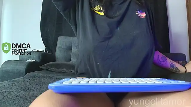 yungelitamor  online show from 11-23-25, 05:28