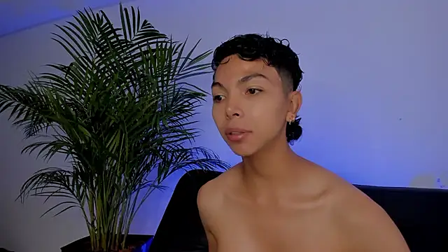 Snapshot of xhenisa_ chatting on 01-15-26, 05:16 xhenisa online show from 01-15-26, 05:16