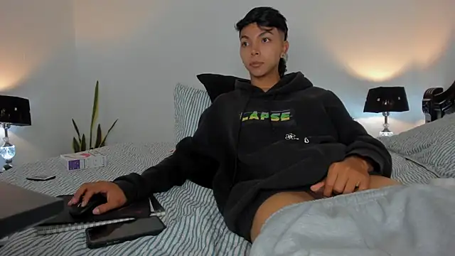 Snapshot of xhenisa_ chatting on 02-16-26, 12:20 xhenisa online show from 02-16-26, 12:20