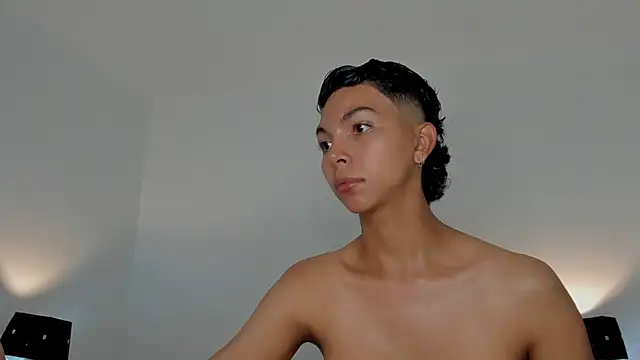 xhenisa  online show from 01-08-26, 08:37