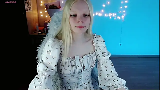 Snapshot of Emily_Nyaffee chatting on 03-19-25, 10:31 Emily Nyaffee online show from 03-19-25, 10:31