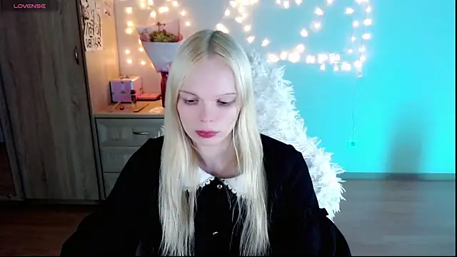 Snapshot of Emily_Nyaffee chatting on 03-03-25, 03:32 Emily Nyaffee online show from 03-03-25, 03:32