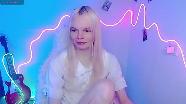 Snapshot of Emily_Nyaffee chatting on 11-07-25, 03:16 Emily Nyaffee online show from 11-07-25, 03:16