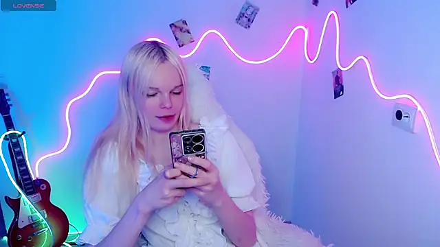 Snapshot of Emily_Nyaffee chatting on 11-03-25, 03:15 Emily Nyaffee online show from 11-03-25, 03:15