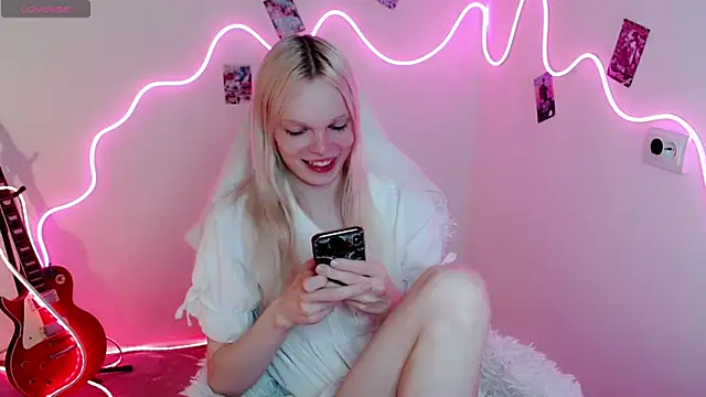 Snapshot of Emily_Nyaffee chatting on 09-24-25, 08:48 Emily Nyaffee online show from 09-24-25, 08:48