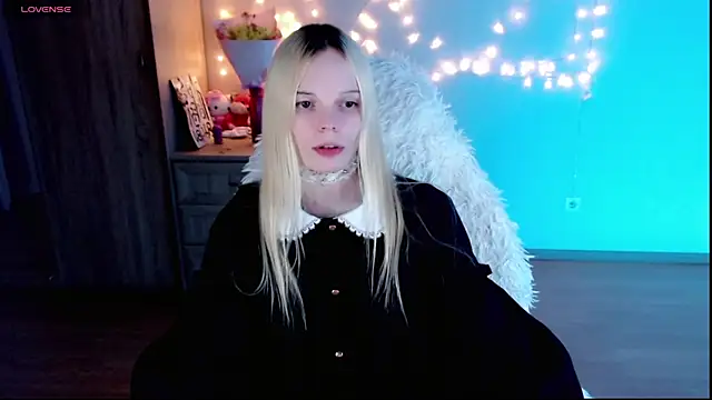 Snapshot of Emily_Nyaffee chatting on 02-21-25, 11:54 Emily Nyaffee online show from 02-21-25, 11:54