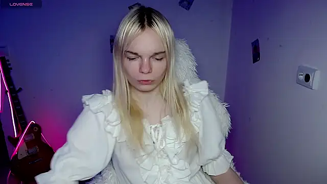 Snapshot of Emily_Nyaffee chatting on 12-20-25, 08:39 Emily Nyaffee online show from 12-20-25, 08:39