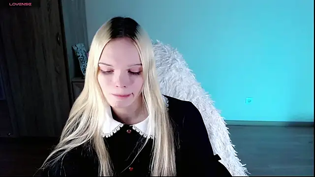 Snapshot of Emily_Nyaffee chatting on 02-11-25, 11:33 Emily Nyaffee online show from 02-11-25, 11:33