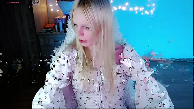 Snapshot of Emily_Nyaffee chatting on 03-22-25, 07:42 Emily Nyaffee online show from 03-22-25, 07:42