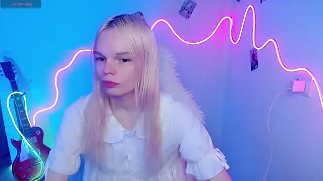 Snapshot of Emily_Nyaffee chatting on 11-08-25, 03:48 Emily Nyaffee online show from 11-08-25, 03:48