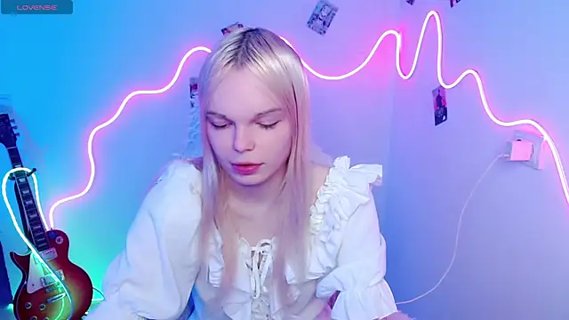 Snapshot of Emily_Nyaffee chatting on 11-01-25, 01:05 Emily Nyaffee online show from 11-01-25, 01:05