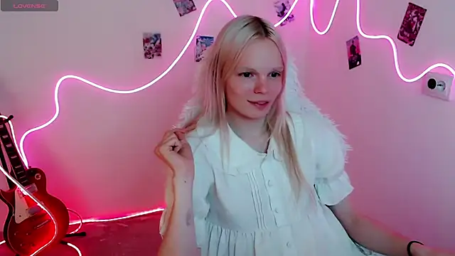Snapshot of Emily_Nyaffee chatting on 09-11-25, 01:33 Emily Nyaffee online show from 09-11-25, 01:33