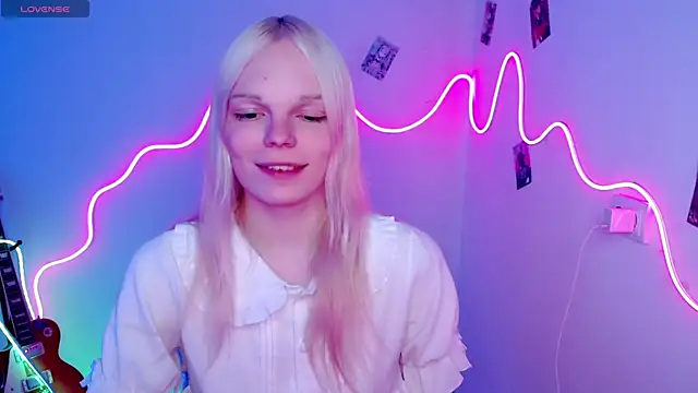 Snapshot of Emily_Nyaffee chatting on 10-16-25, 11:02 Emily Nyaffee online show from 10-16-25, 11:02