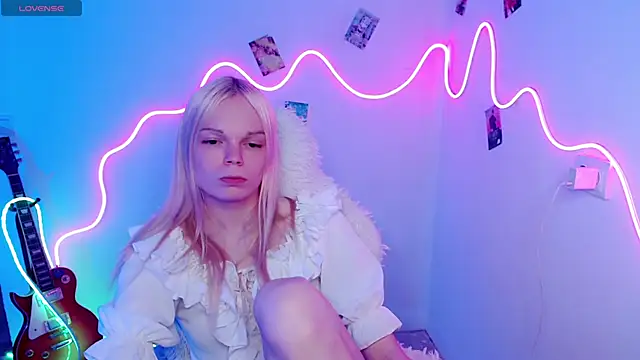 Snapshot of Emily_Nyaffee chatting on 10-30-25, 04:59 Emily Nyaffee online show from 10-30-25, 04:59