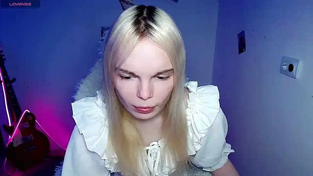 Snapshot of Emily_Nyaffee chatting on 12-15-25, 10:37 Emily Nyaffee online show from 12-15-25, 10:37